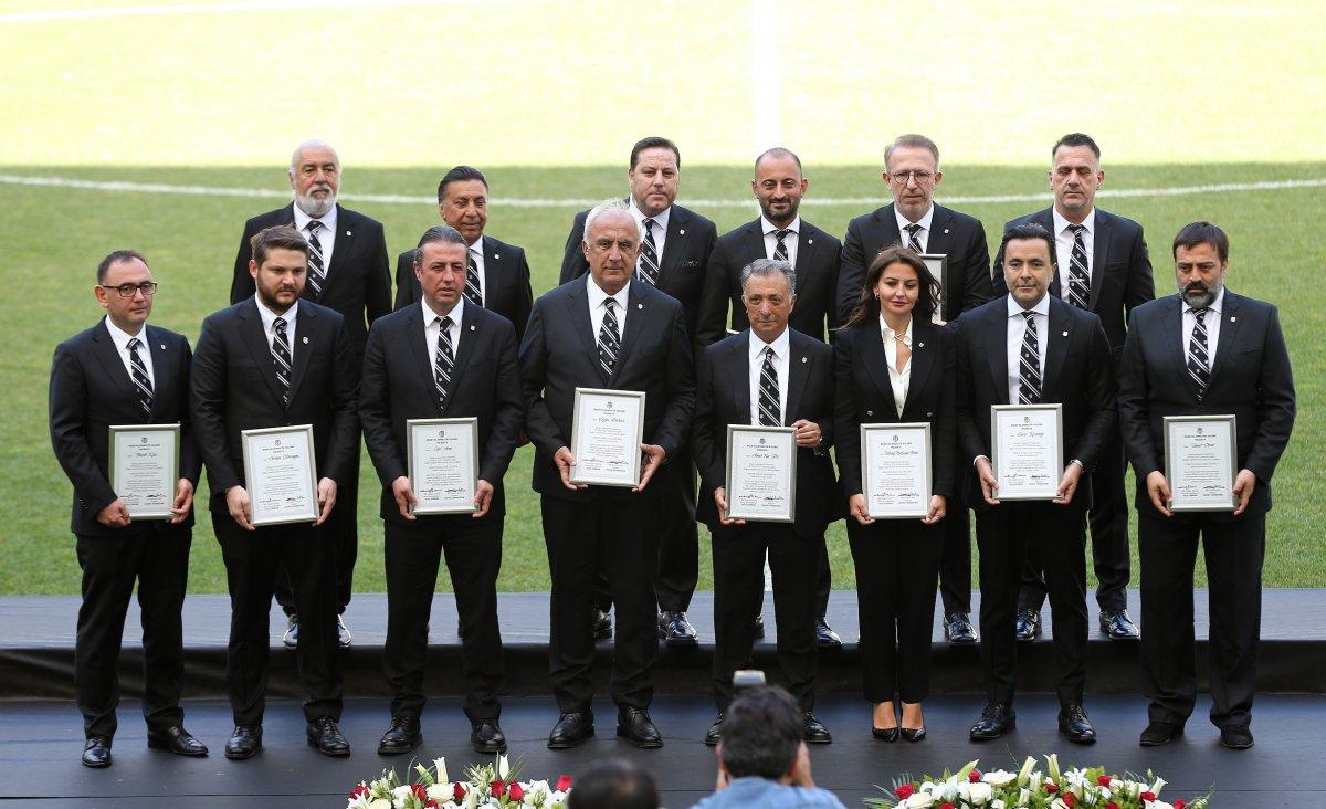 Ahmet Nur Çebi ve yönetimi mazbatasını aldı