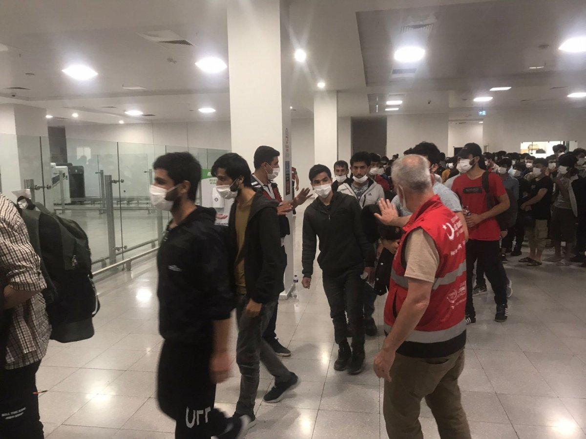 Afganistan uyruklu 236 kaçak göçmen, geri gönderildi