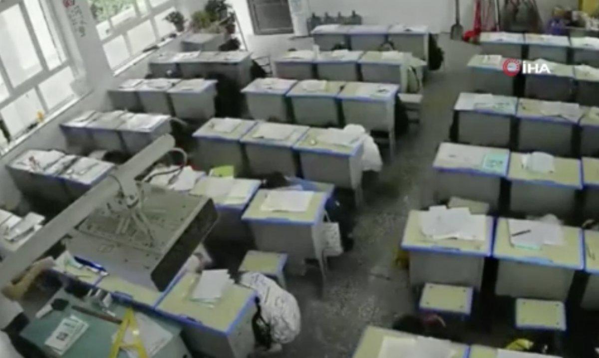 Çin'de öğrencilerin depreme yakalanma anı