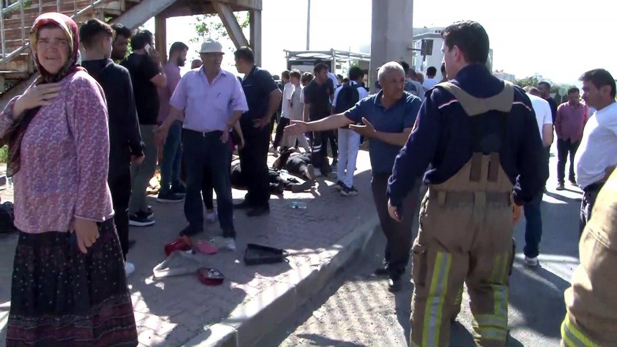 Büyükçekmece'de otomobil durağa daldı: Ölü ve yaralılar var