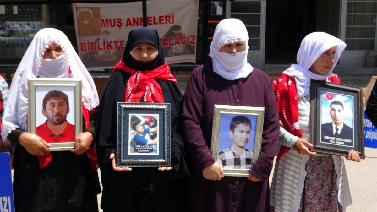 Muş’ta evladını HDP’den isteyen anne, kaldırıma yattı