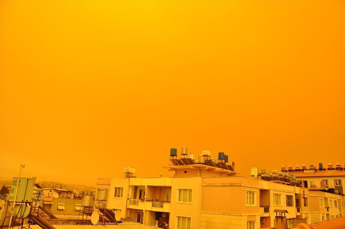 Hatay'ı etkileyen toz taşınımından etkileyici kareler