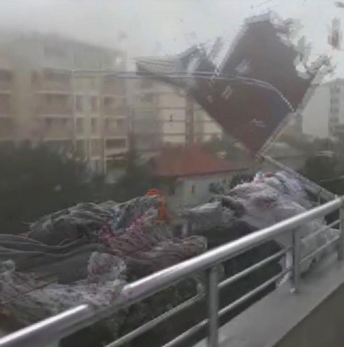 Kahramanmaraş'ta şiddetli rüzgar bir binanın çatısını uçurdu