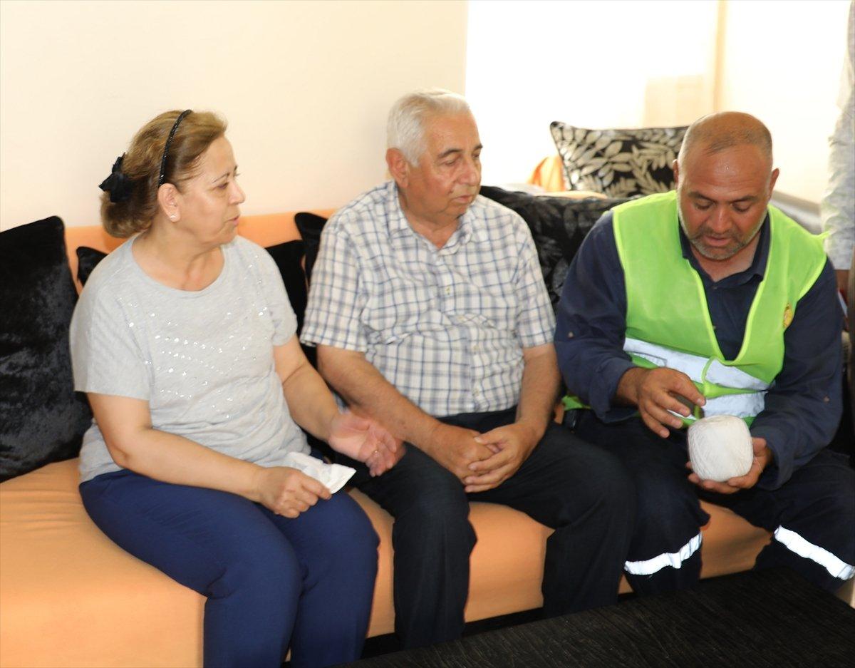 Adana'da belediye işçisi bulduğu altınları sahibine teslim etti