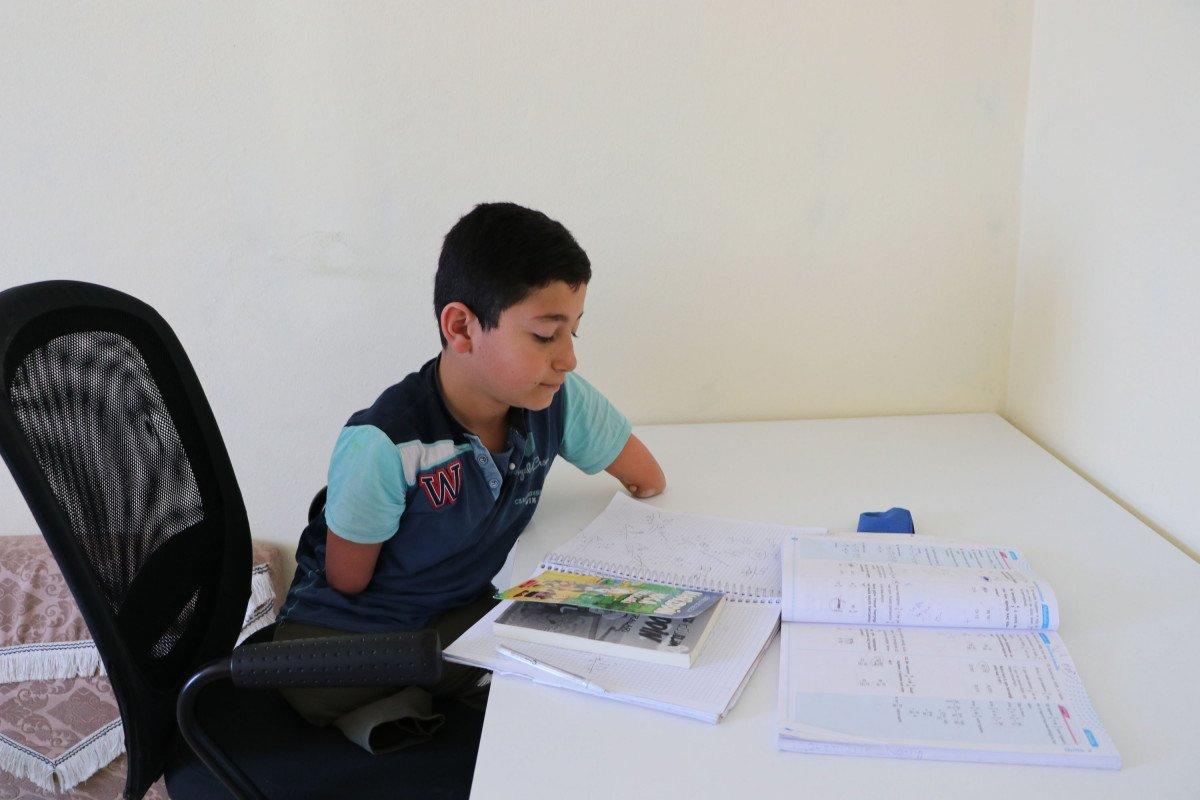 Van'da kolları ve bacakları olmayan çocuk, protez için destek bekliyor