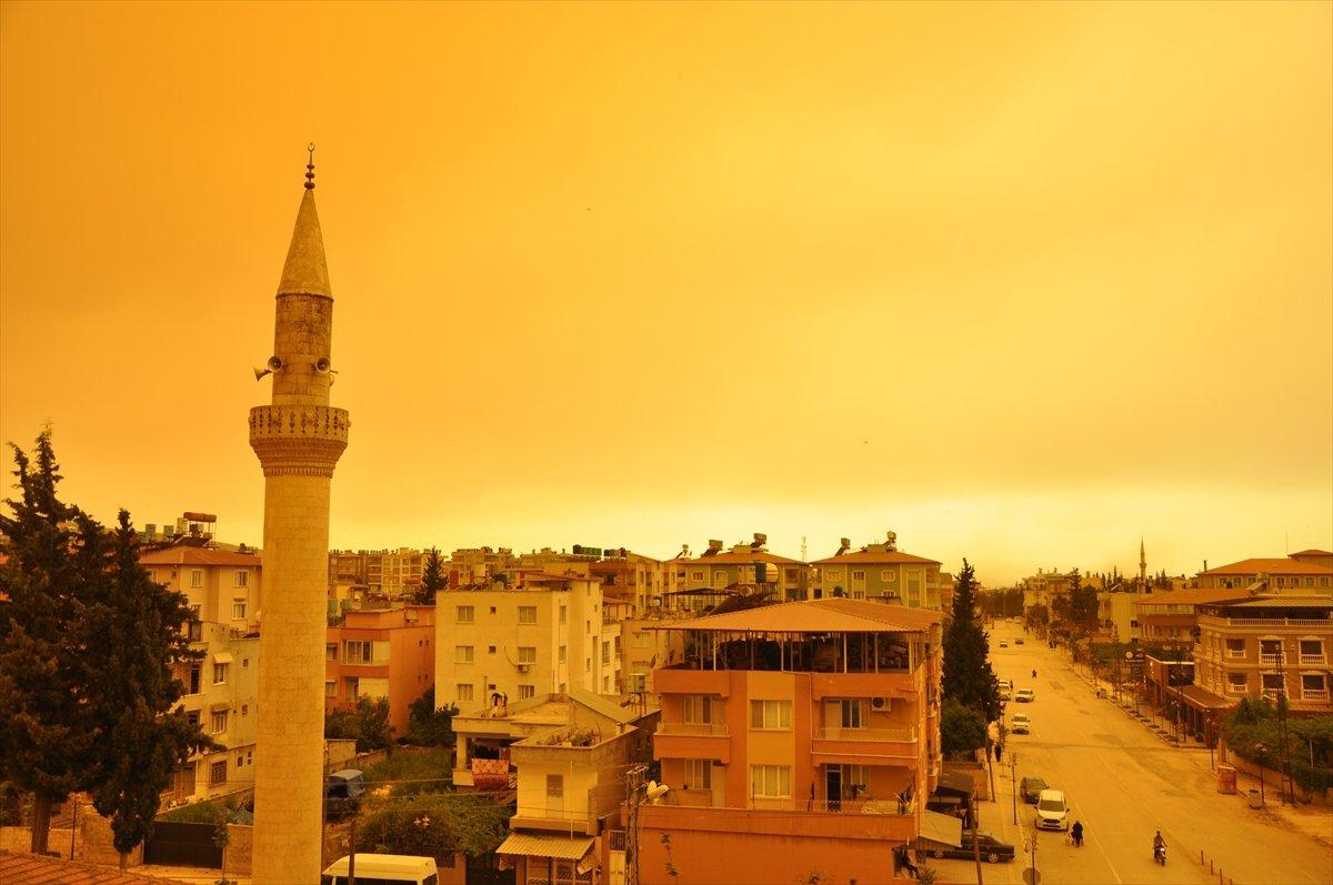 Hatay'ı etkileyen toz taşınımından etkileyici kareler