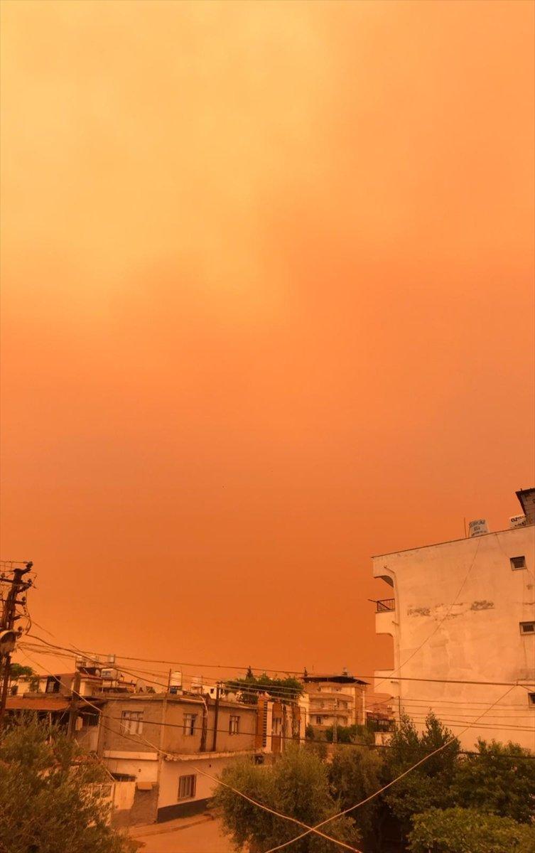 Hatay'ı etkileyen toz taşınımından etkileyici kareler