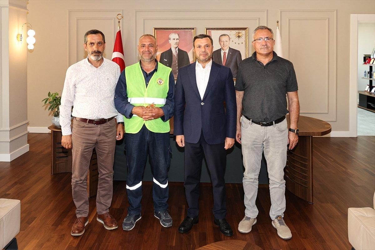 Adana'da belediye işçisi bulduğu altınları sahibine teslim etti