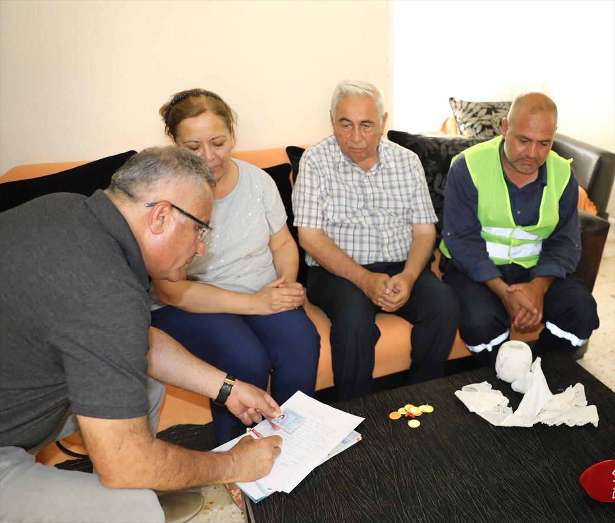 Adana'da belediye işçisi bulduğu altınları sahibine teslim etti