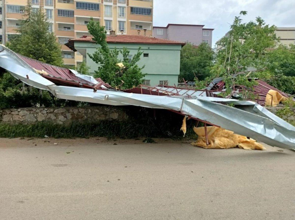 Kahramanmaraş'ta şiddetli rüzgar bir binanın çatısını uçurdu