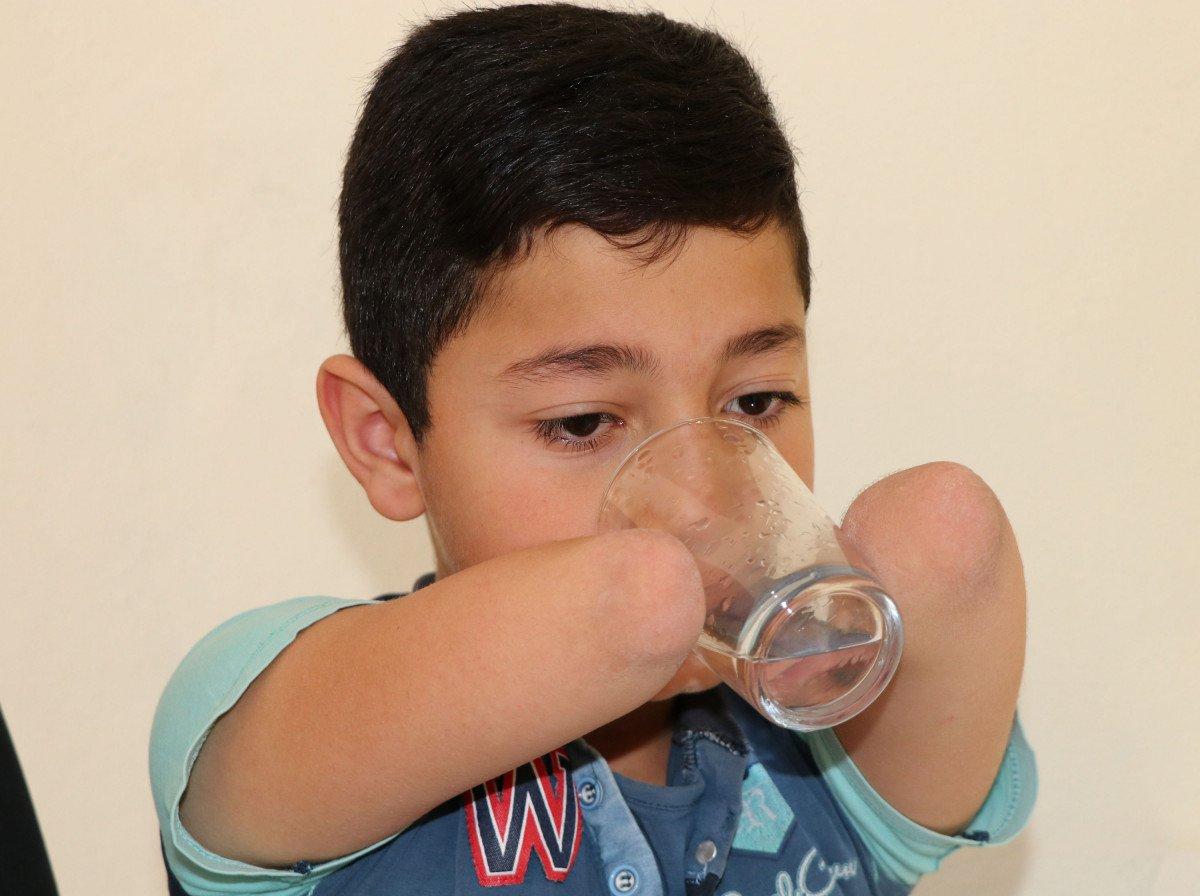 Van'da kolları ve bacakları olmayan çocuk, protez için destek bekliyor