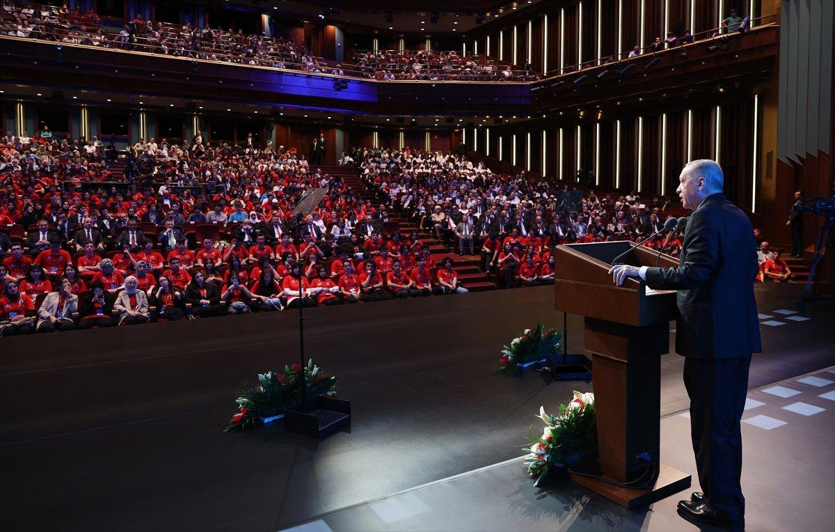 Cumhurbaşkanı Erdoğan: Öğrencilere 100 milyon yardımcı kaynak dağıtılacak