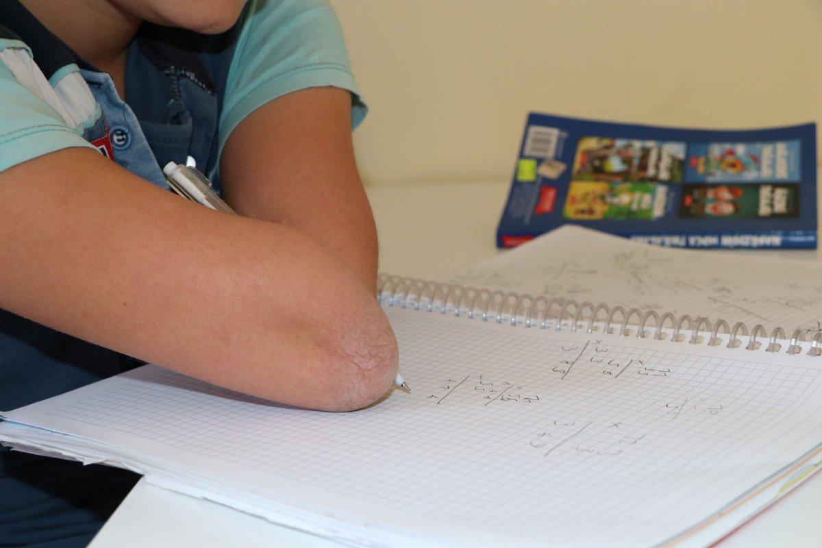 Van'da kolları ve bacakları olmayan çocuk, protez için destek bekliyor