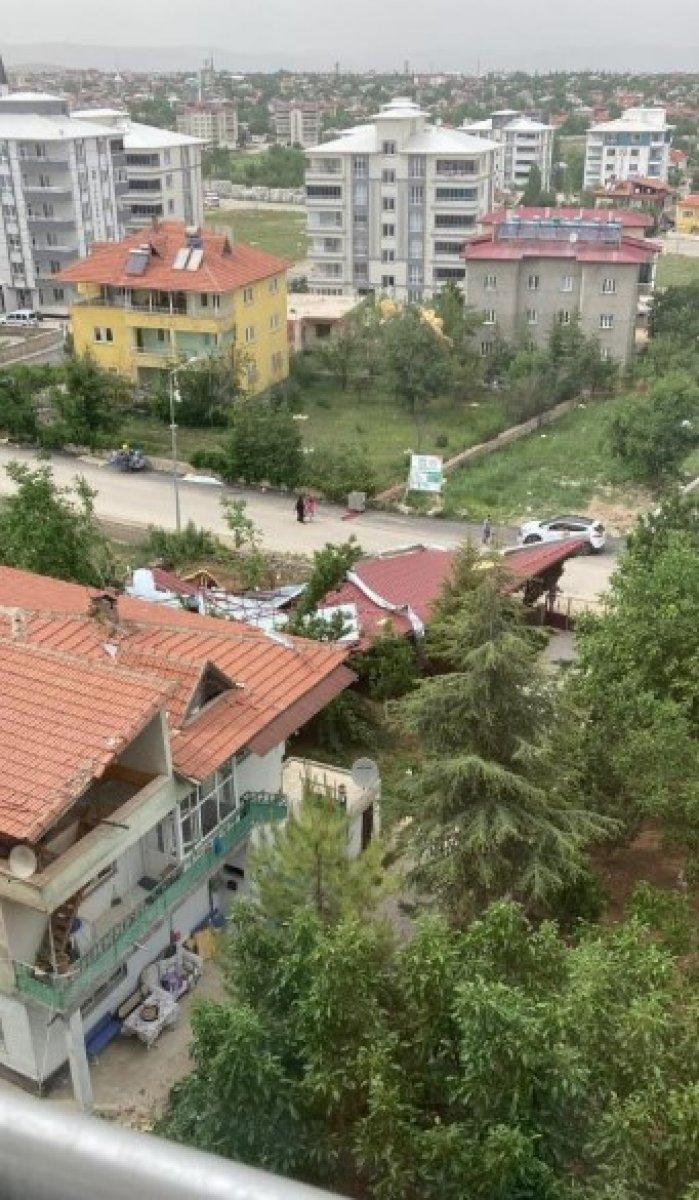Kahramanmaraş'ta şiddetli rüzgar bir binanın çatısını uçurdu