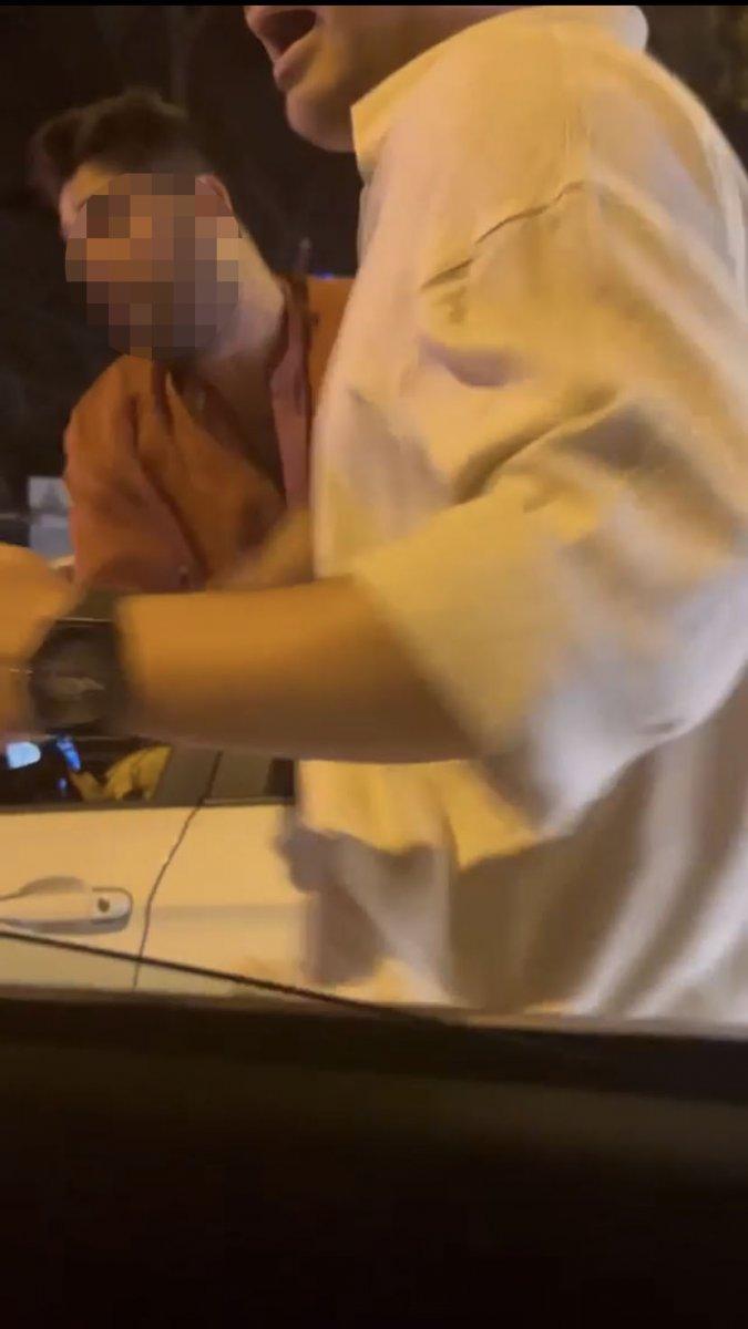 Taksim’de bir maganda, taksiciye küfürler yağdırıp saldırdı