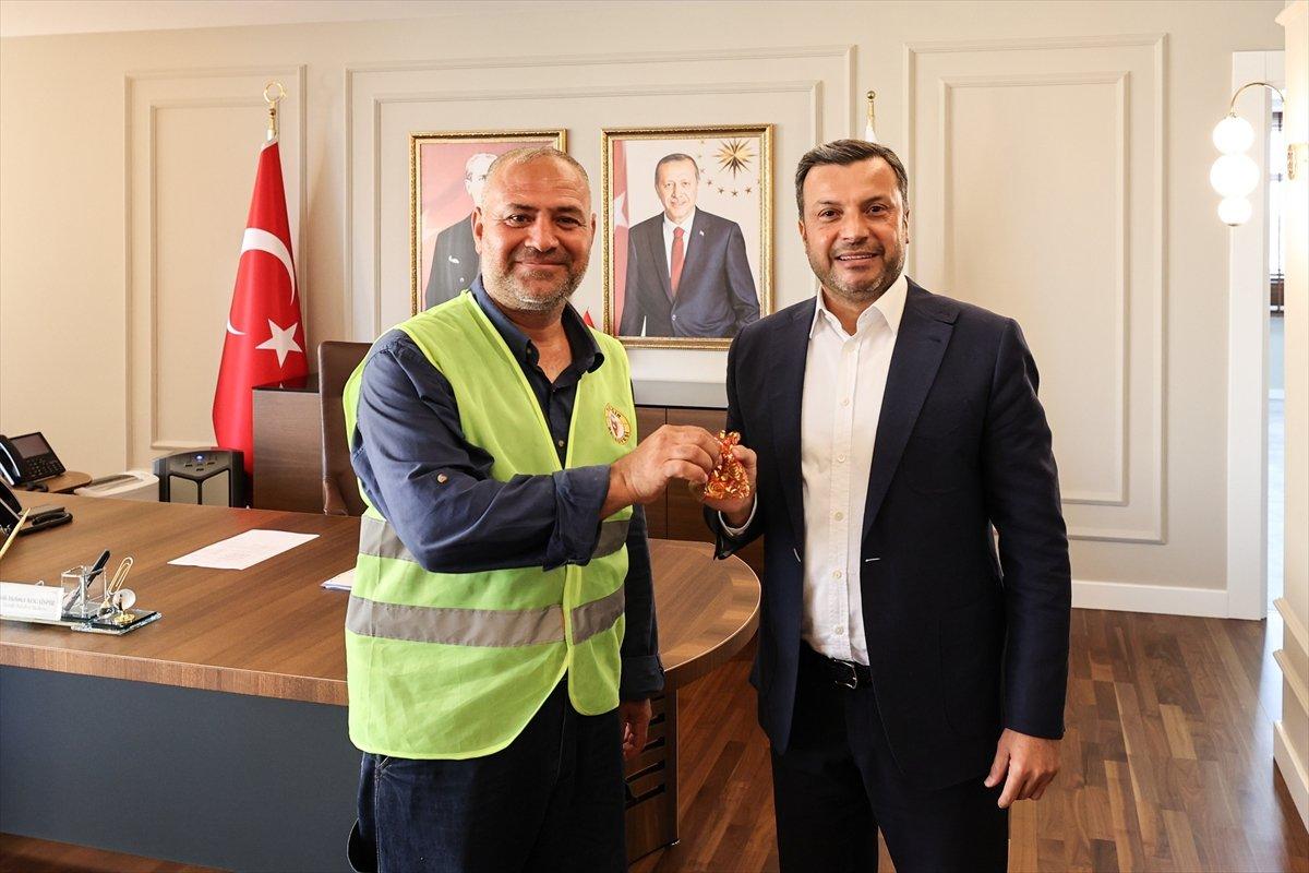 Adana'da belediye işçisi bulduğu altınları sahibine teslim etti