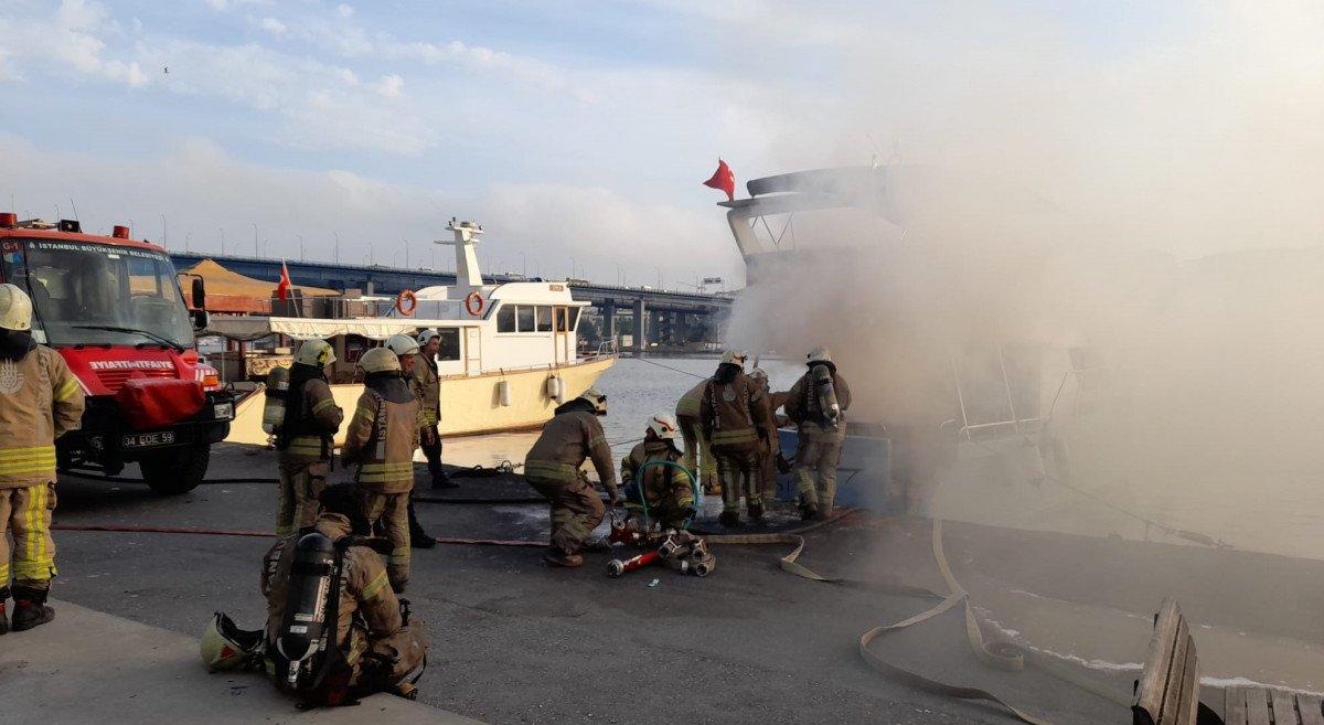 Balat’ta sahile demir atan özel gezi teknesi yandı