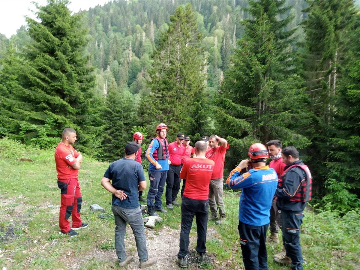 Rize'de Ummanlı turist fotoğraf çektirirken dereye düştü