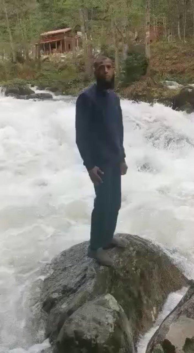 Rize'de Ummanlı turist fotoğraf çektirirken dereye düştü