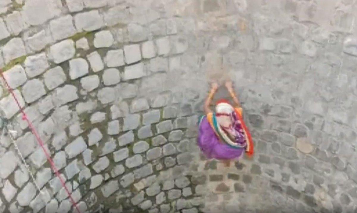 Hindistan’da su için hayatını riske atan kadın görüntülendi