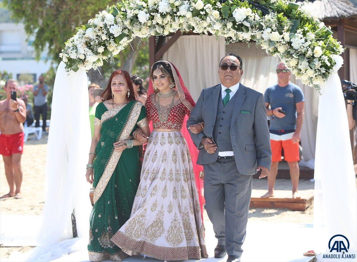 Kuşadası'ndaki Hintlilerin görkemli düğünü