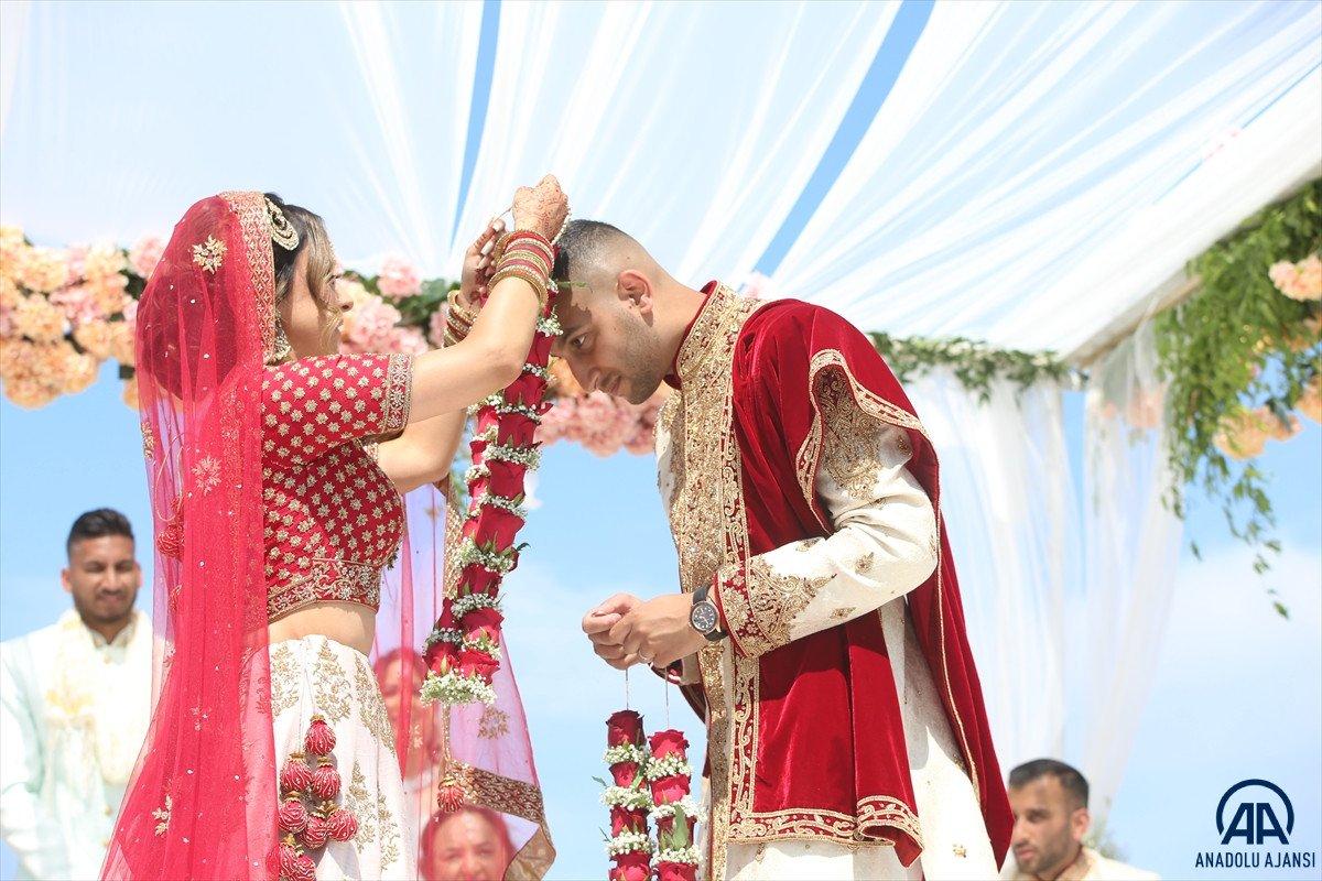 Kuşadası'ndaki Hintlilerin görkemli düğünü