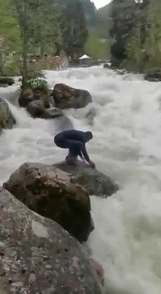 Rize'de Ummanlı turist fotoğraf çektirirken dereye düştü