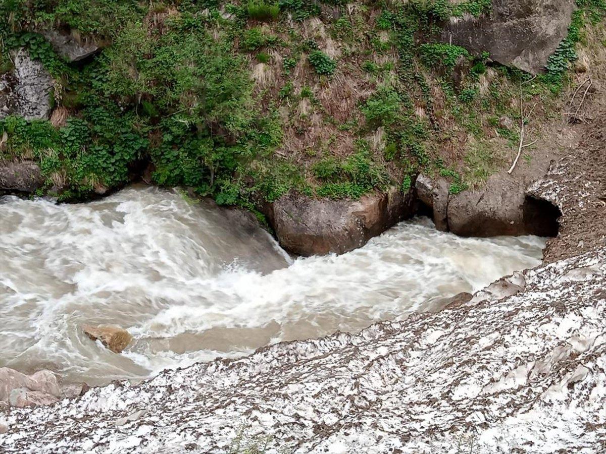 Rize'de Ummanlı turist fotoğraf çektirirken dereye düştü