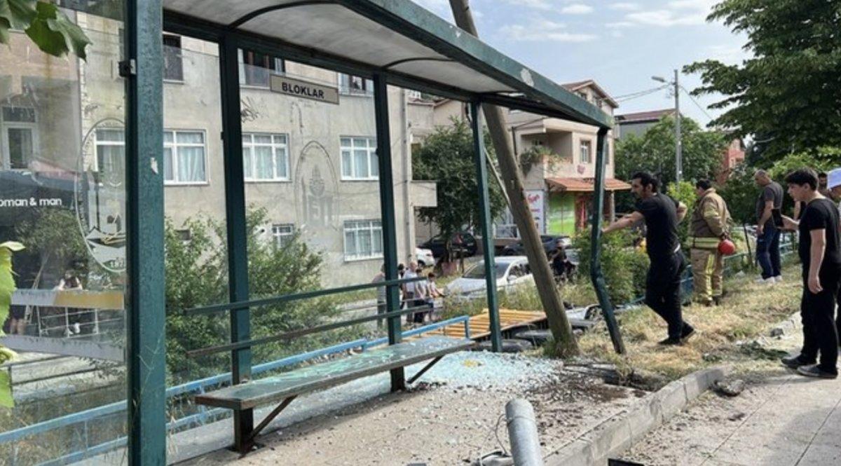 Beykoz'da durağa çarpan kamyon, su kanalına devrildi