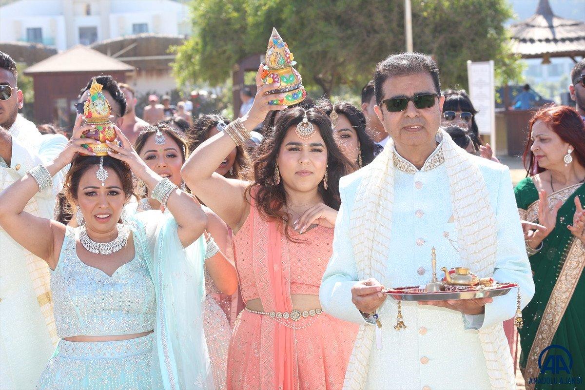 Kuşadası'ndaki Hintlilerin görkemli düğünü