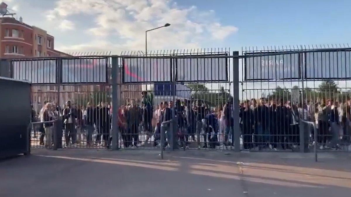 UEFA, Paris'te yaşananlar için özür diledi