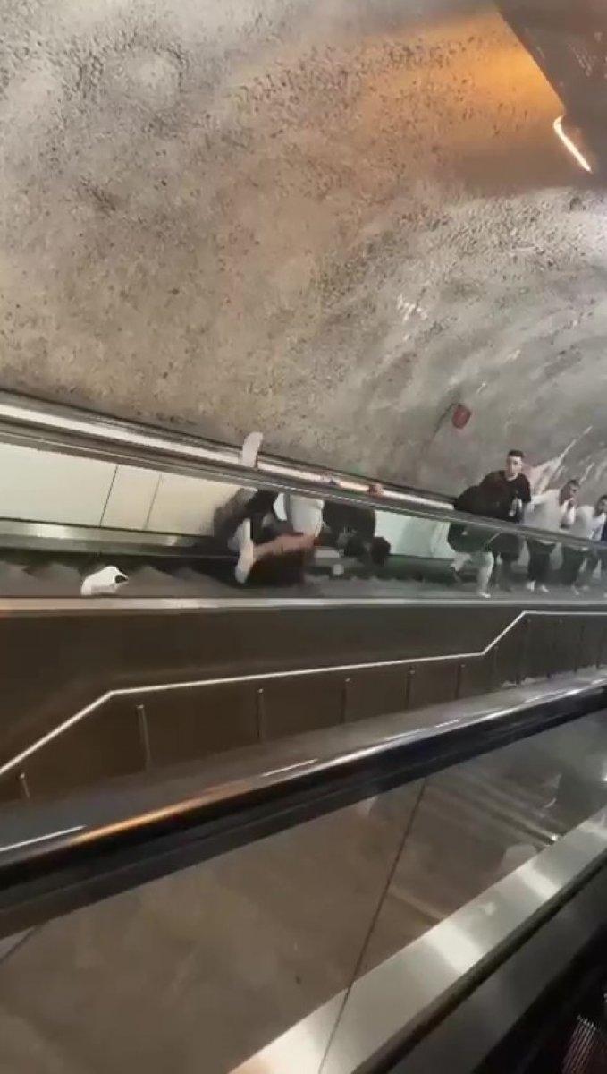 Üsküdar'da yürüyen merdivenlerde yuvarlanarak kavga ettiler