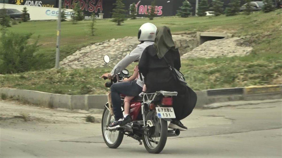 Karabük'te motosiklete binen ailenin tehlikeli yolculuğu