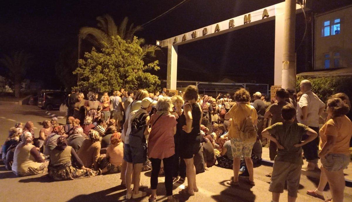 İzmir'de kaybolan Buket'in ailesi jandarma önünde toplandı