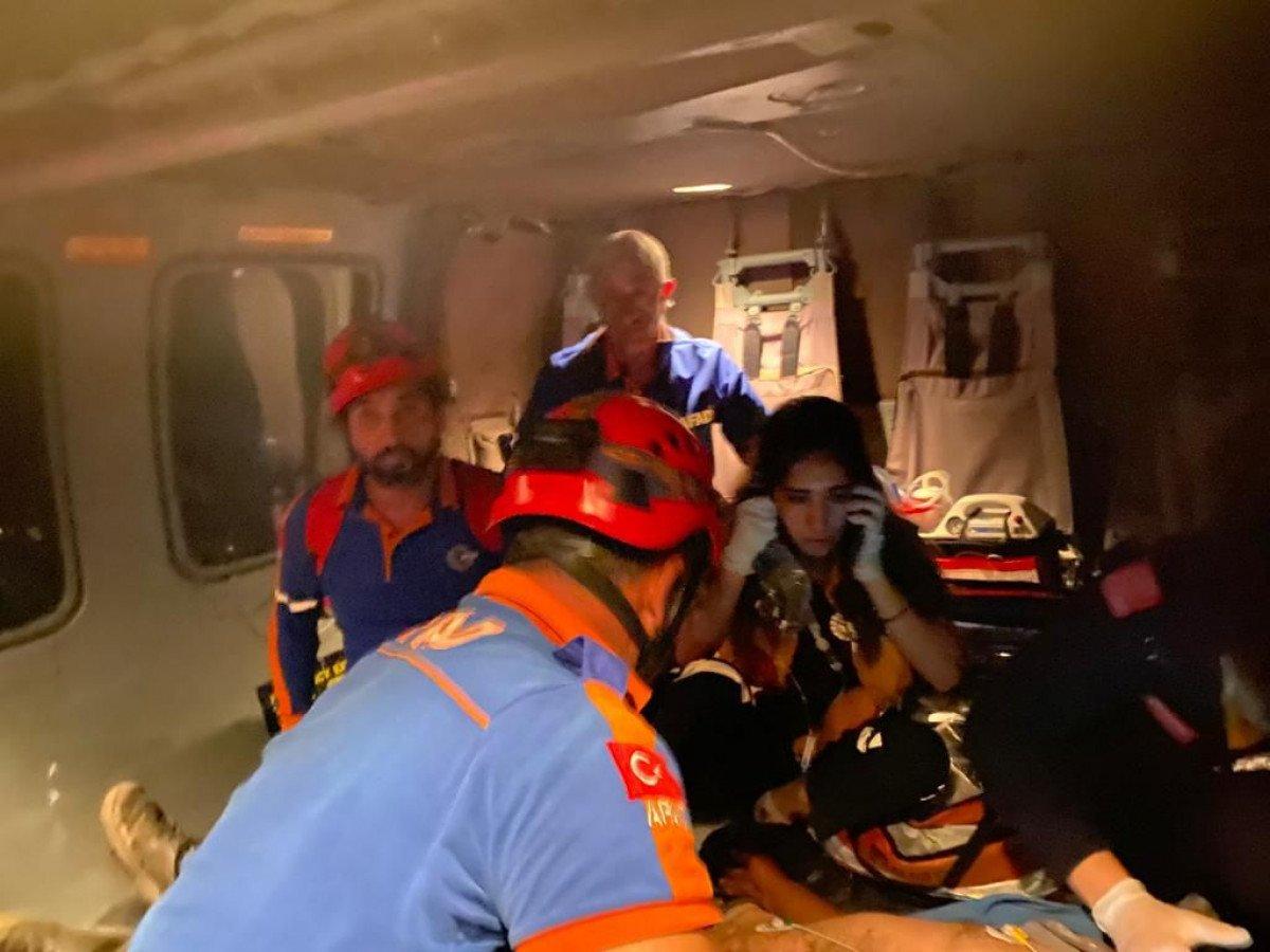 Tunceli'de sürüsüne saldıran kurdu vurmak istedi, arkadaşını yaraladı