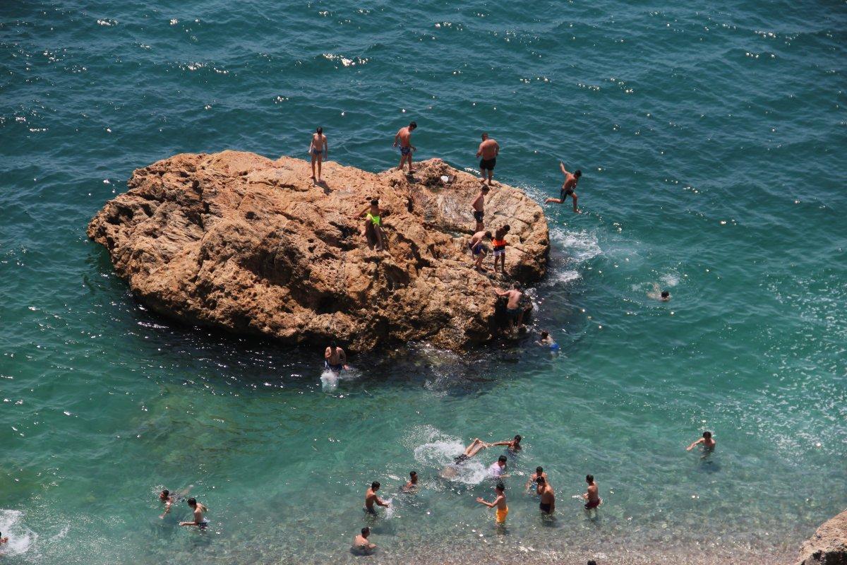 Konyaaltı sahilinde hafta sonu yoğunluğu