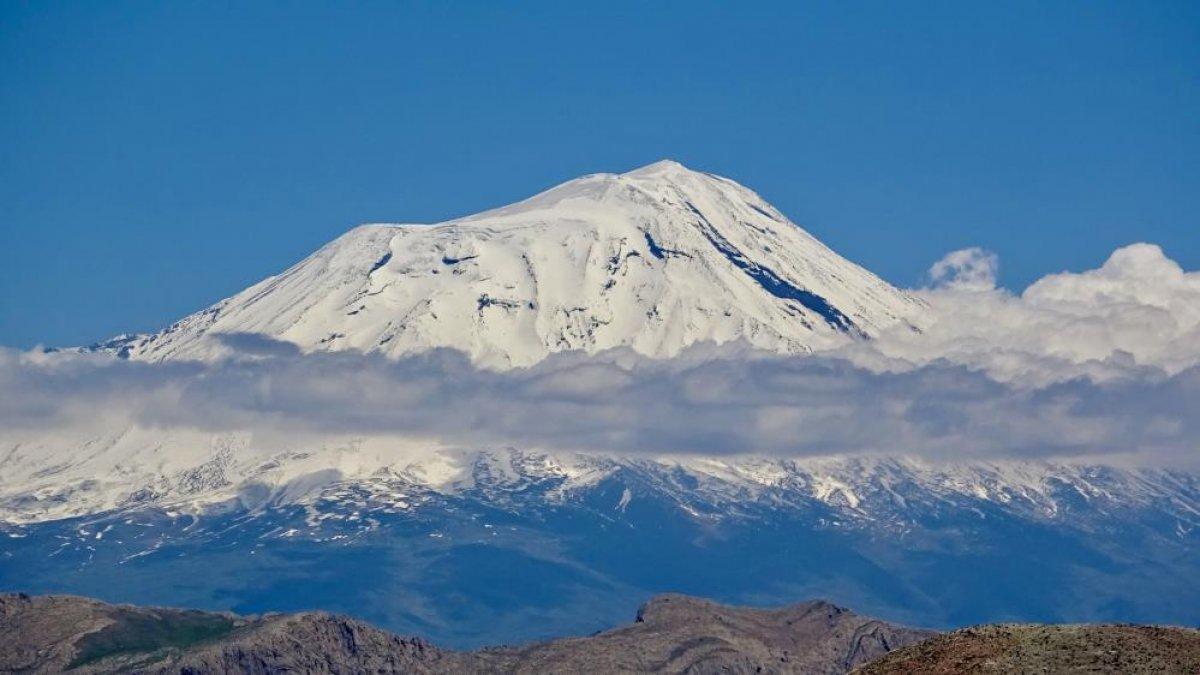 Ağrı Dağı beyaz örtüsüyle büyülüyor