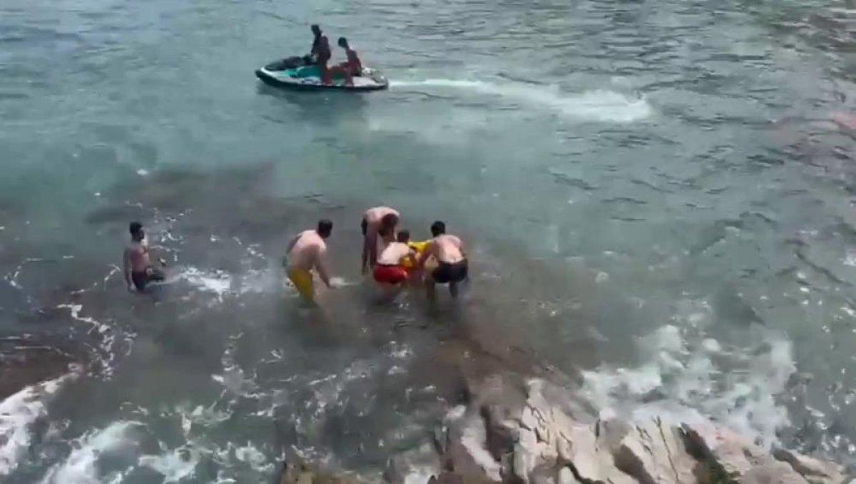 Şile'de boğulma tehlikesi yaşayan 4 kişi kurtarıldı