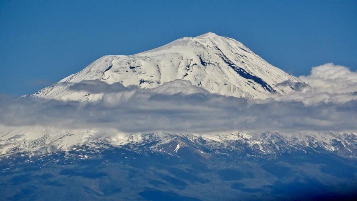 Ağrı Dağı beyaz örtüsüyle büyülüyor
