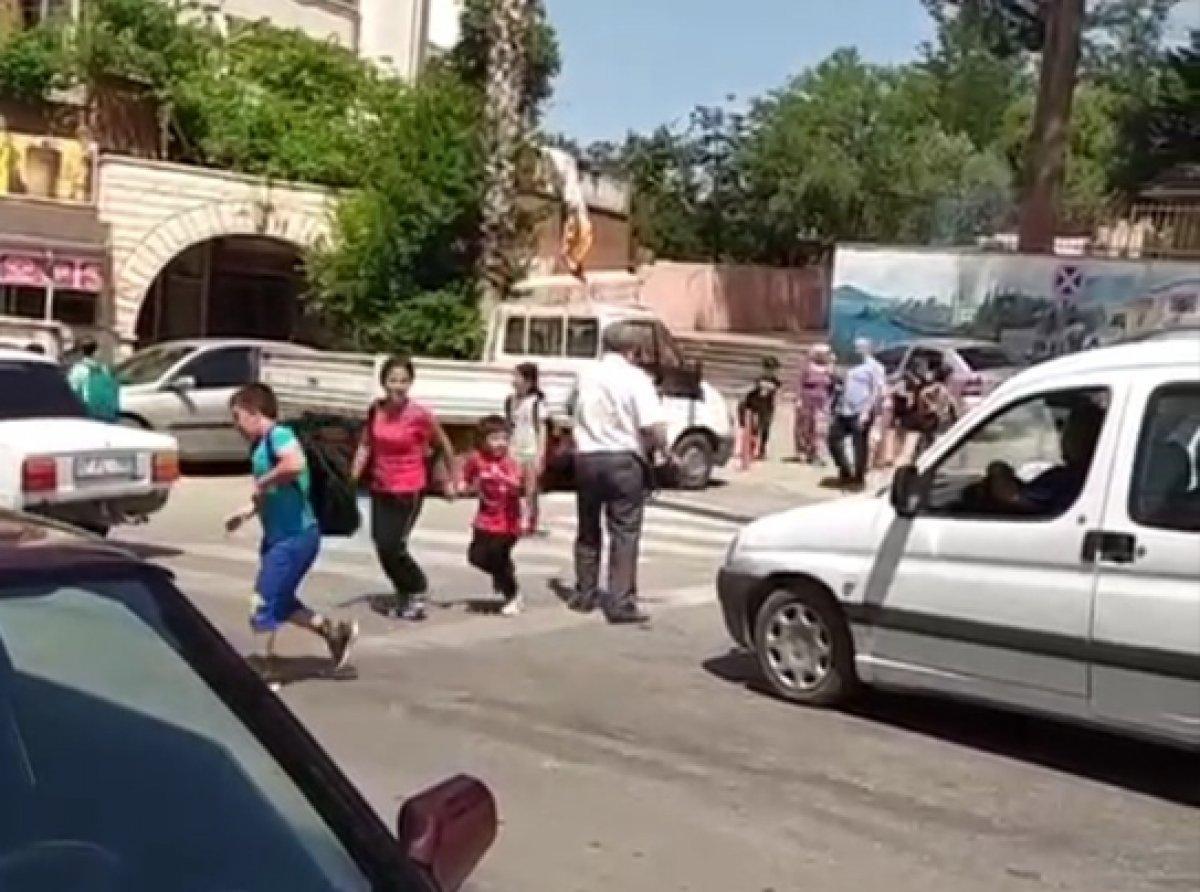 Antalyalı öğrencilerin 'yaya geçidi' sorunu