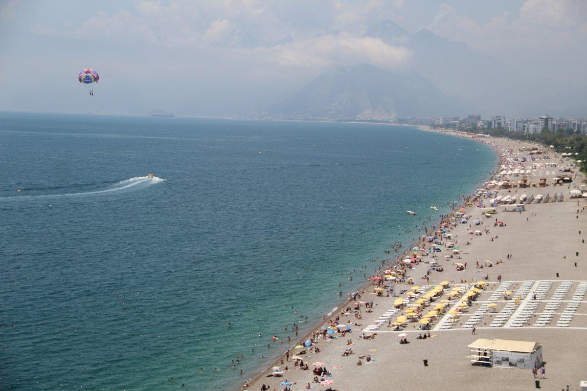 Konyaaltı sahilinde hafta sonu yoğunluğu