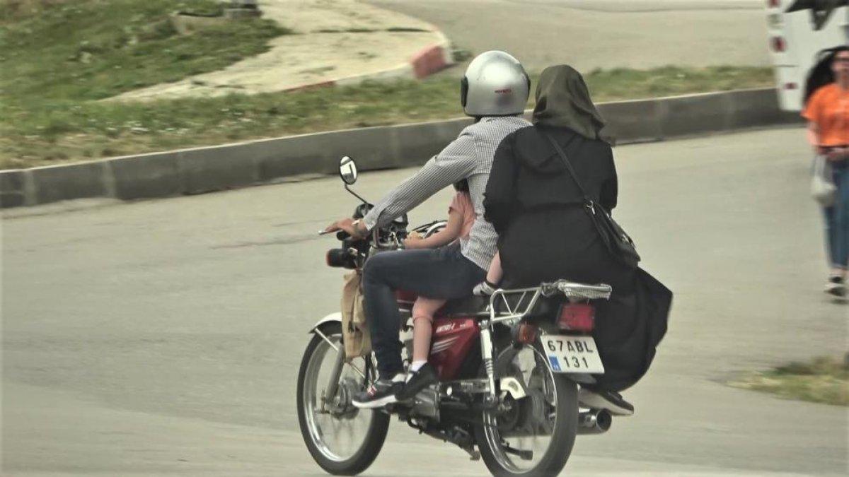 Karabük'te motosiklete binen ailenin tehlikeli yolculuğu