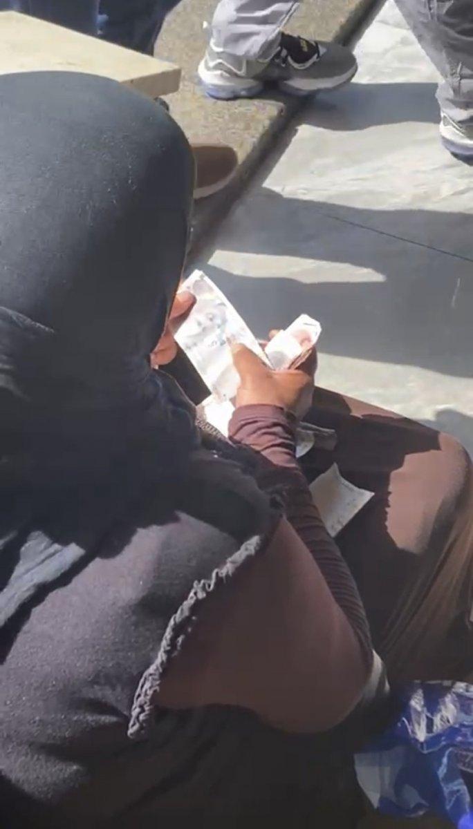 Taksim'de topladığı paraları sayarken görüntülendi