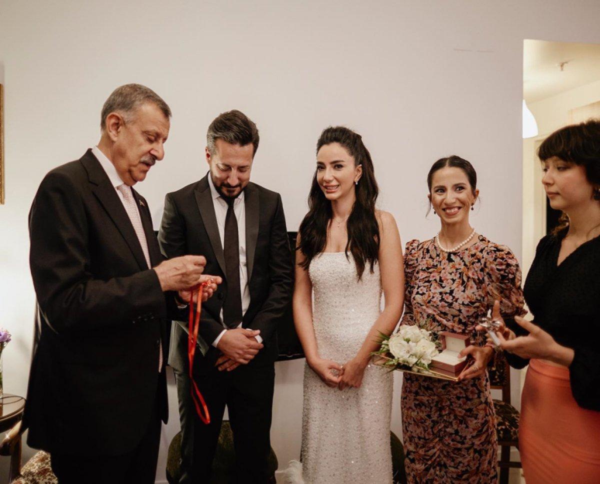 Öykü Gürman nişanlandı