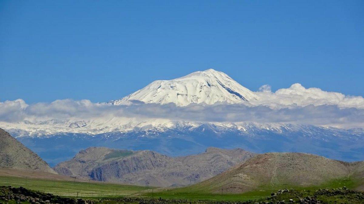 Ağrı Dağı beyaz örtüsüyle büyülüyor