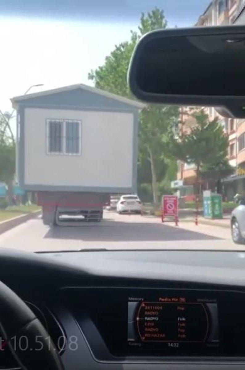 Elazığ'da kamyonun üzerinde prefabrik ev taşındı