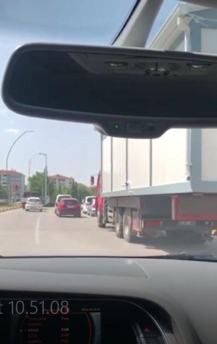 Elazığ'da kamyonun üzerinde prefabrik ev taşındı