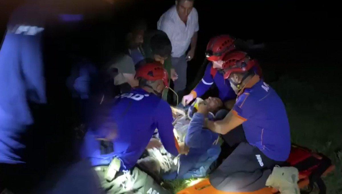 Tunceli'de sürüsüne saldıran kurdu vurmak istedi, arkadaşını yaraladı