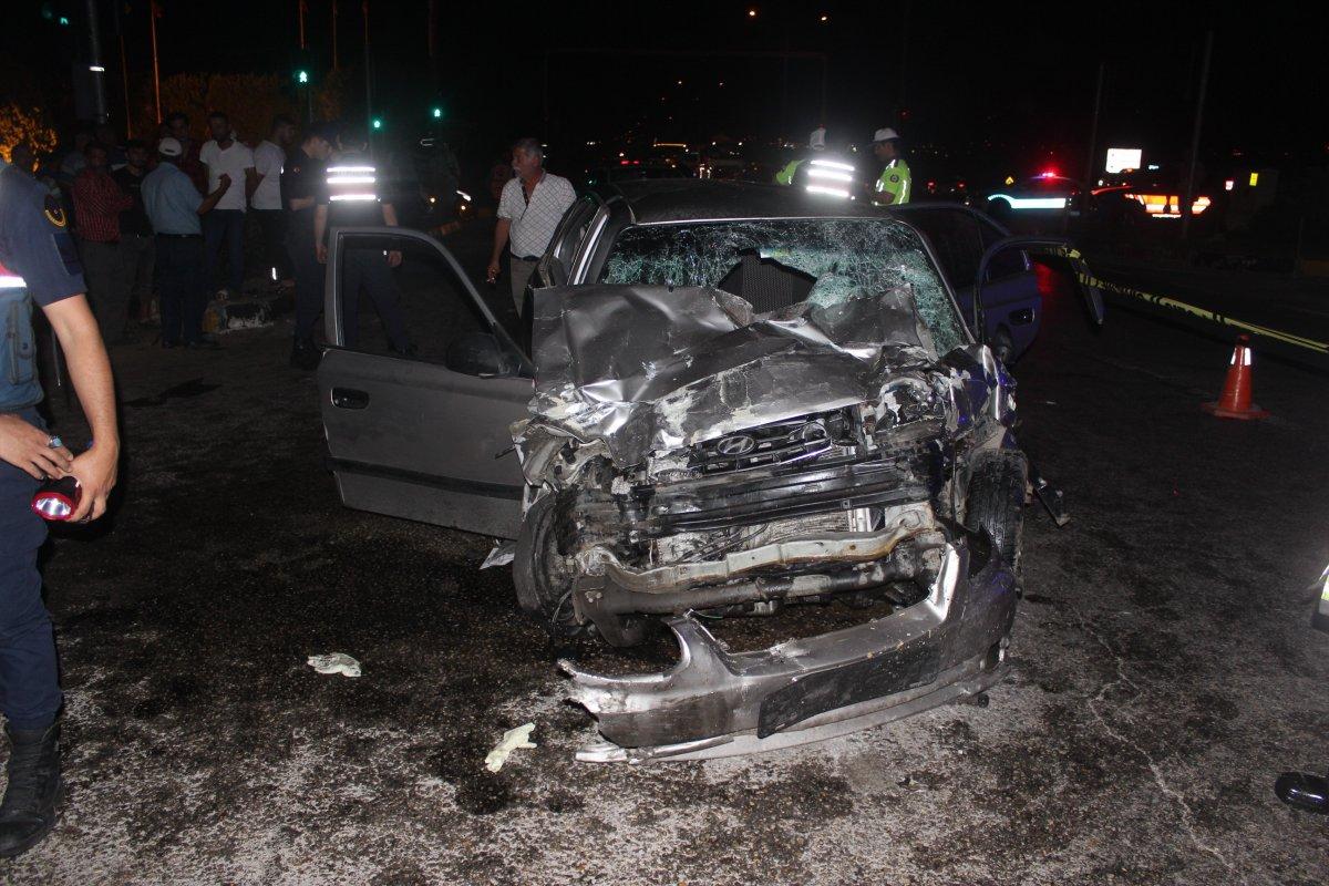 Manisa’da iki otomobil kavşakta çarpıştı