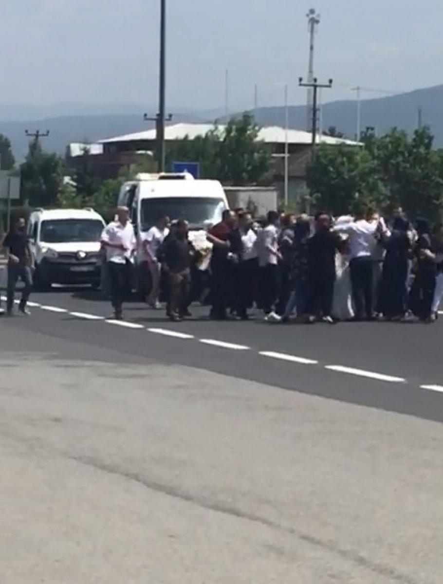 Düzce'de, düğün konvoyunun önü kesilince kavga çıktı